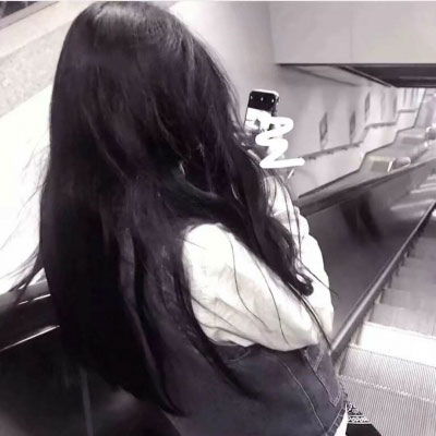 小学生乘地铁坐地上看书打动北大博导，该如何让孩子放下手机爱上看书？